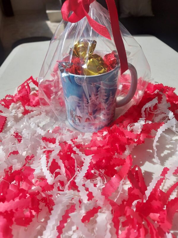 Taza blanca con chocolates 11 oz