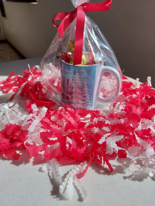 Taza blanca con chocolates 11 oz - Image 2